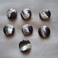 7 Knöpfe Perlmuttschimmernd, defekt! 22 mm.