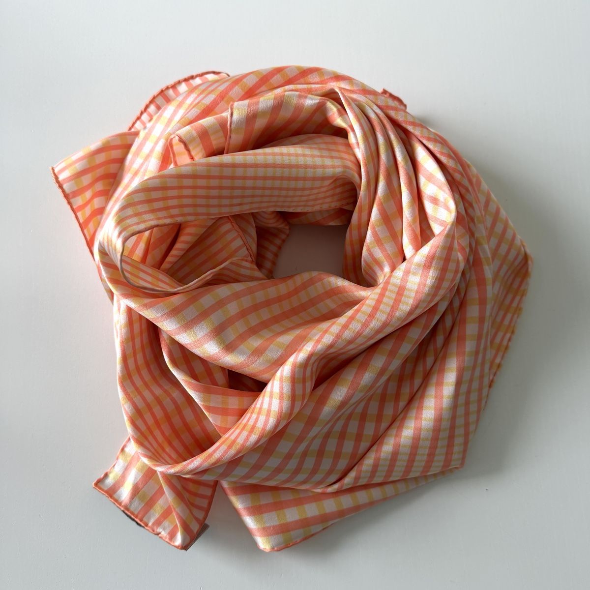 Fabric Frontline Foulards, Tücher & Schals: FABRIC FRONTLINE Silk Scarf – Neu (gemäss Beschreibung) aus Emmen von AVVIIVVA_Store