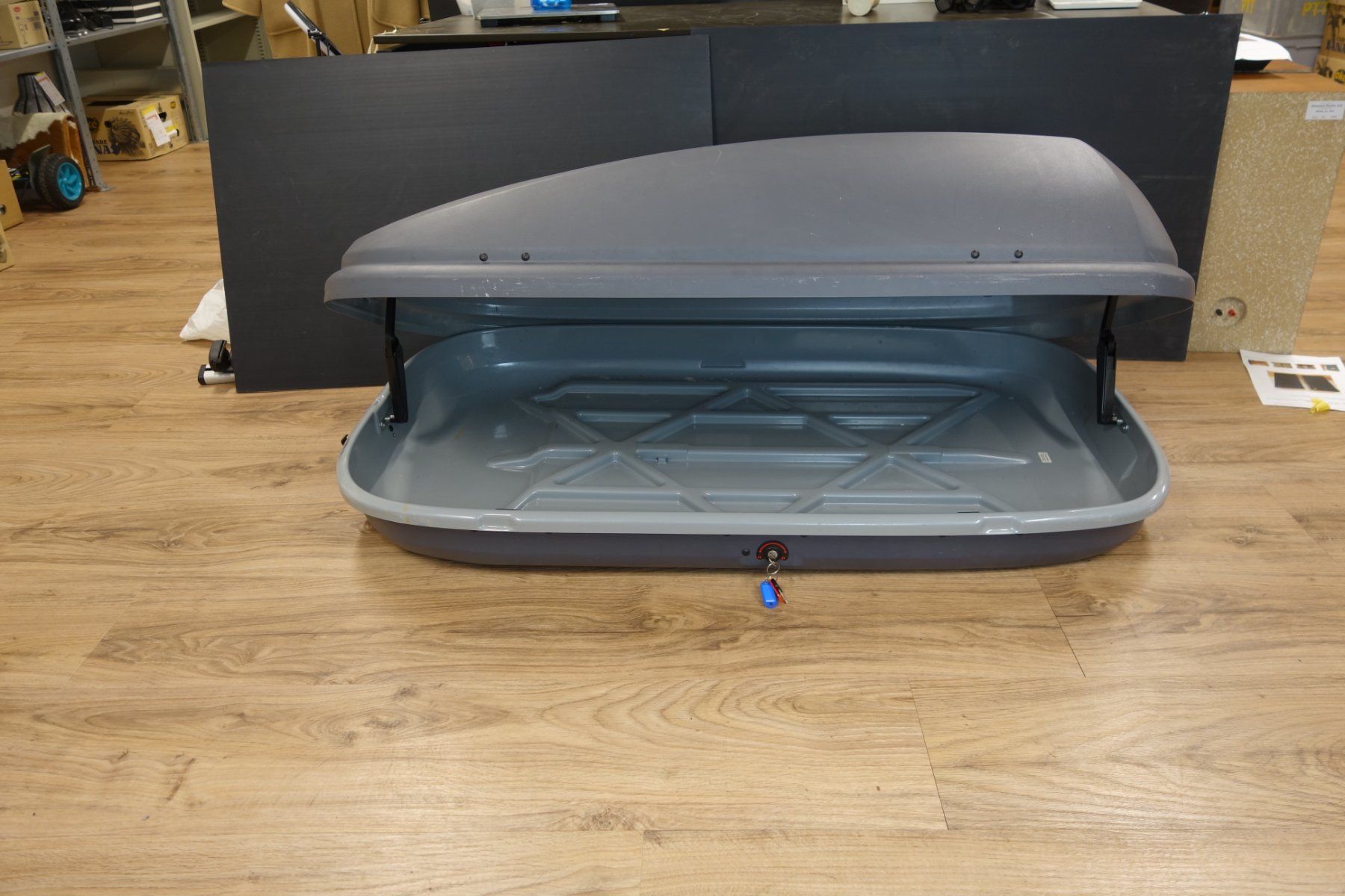Box da tetto: Dachbox halfords Grau mit Schloss und Dachträgern – Usato da Basel venduto da bk_brockibasel