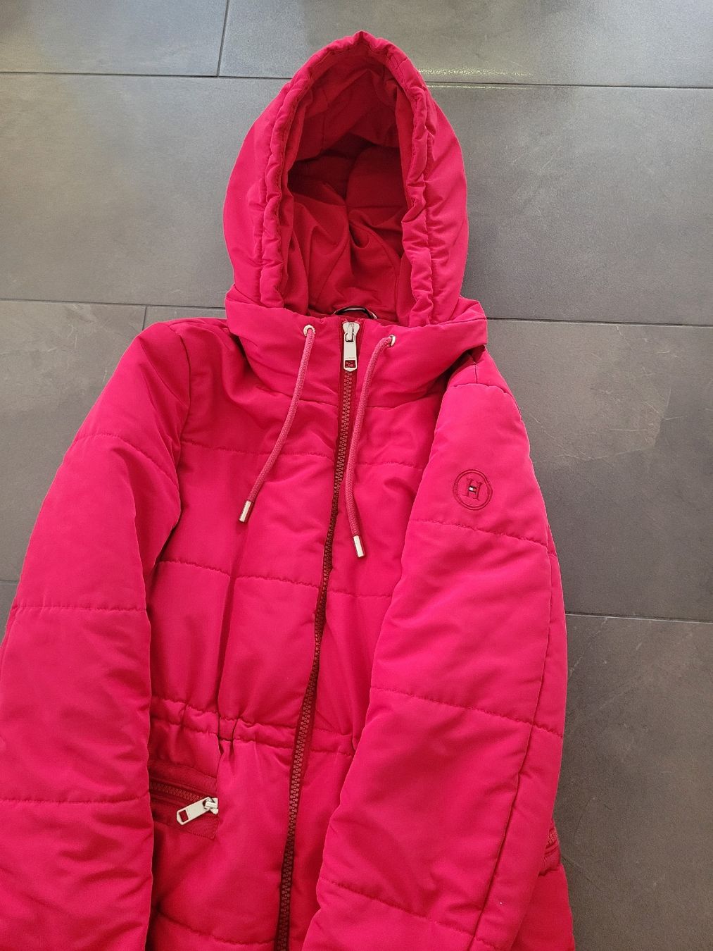 Tommy Hilfiger Mäntel: Rote Winterjacke Tommy Hilfiger, Grösse S – Neu (gemäss Beschreibung) aus Oensingen von Szofi82 5