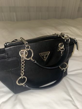 Elegante GUESS Handtasche Schwarz mit Silberkette 