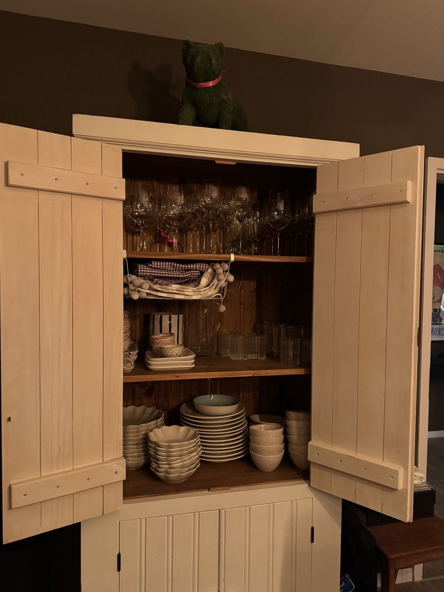 Armoires: Vintage Display Cabinet: Perfect for Hosting! – D'occasion à Kilchberg ZH par lyn_fsc9 1