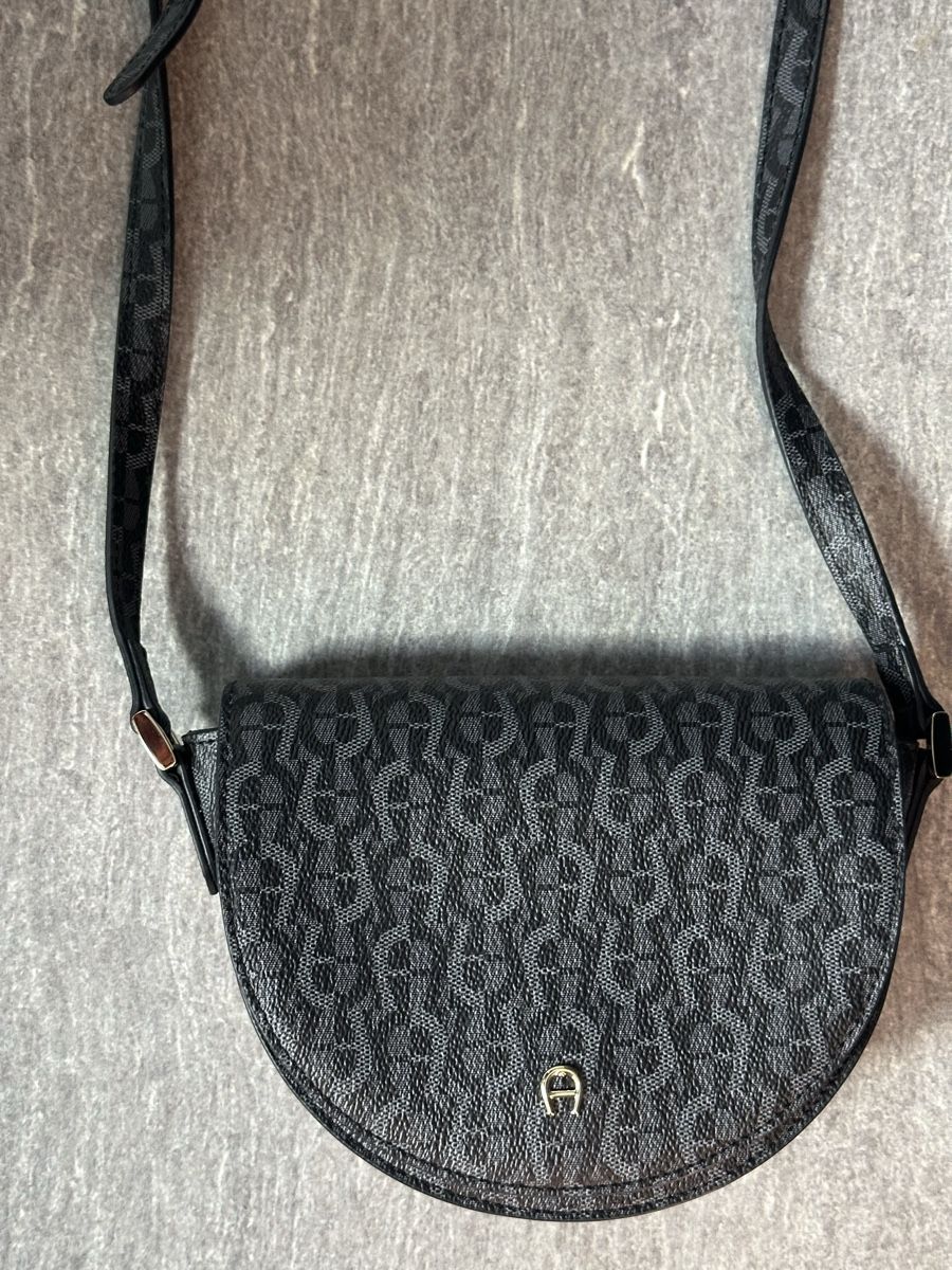 Aigner Borse da donna: Aigner Umhängetasche  /grau mit Logo-Muster, neu – Nuovo e nell'imballaggio originale da Wettswil venduto da haddy91 1