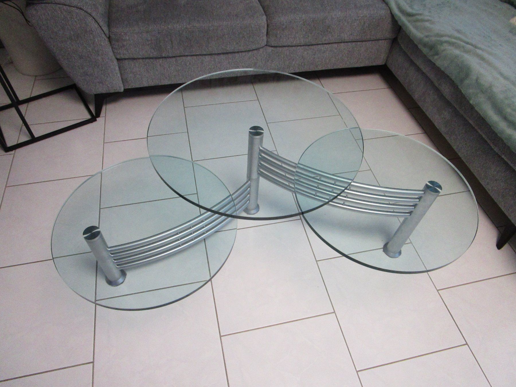 Tavoli: Moderner Glas-Couchtisch / Designertisch mit 3 Ebenen – Usato da Kollbrunn venduto da Lapce 1