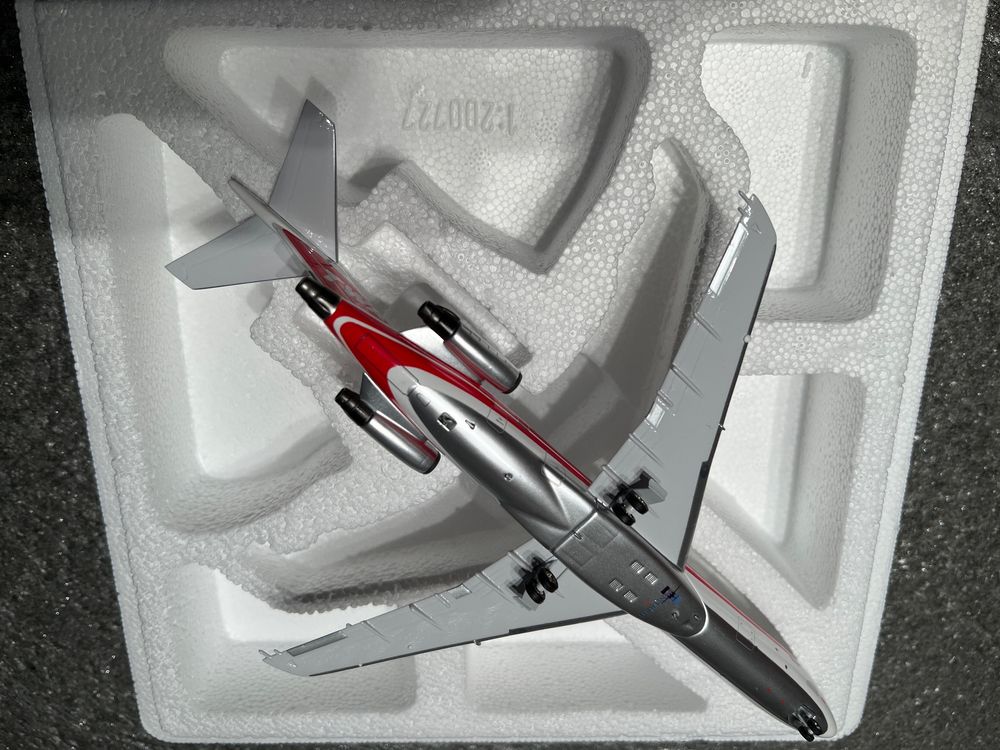 InFlight 200 Braniff Ultra Red/Gold 727-200 1:200 Scale Die-Cast Model