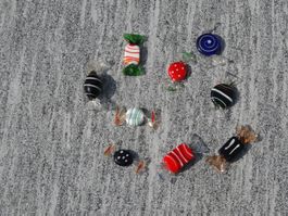 Aus der Glasvitrine: Glas-Bonbons / Schleckzeug-Dekoration