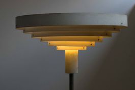 Elegante Stehleuchte mit Marmorsockel