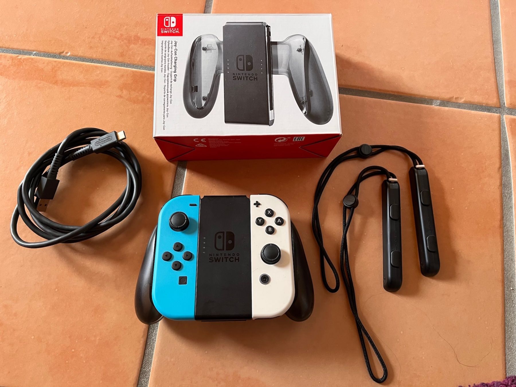 Nintendo Controller: Nintendo Joy-con charging grip + 2 Joy-con – Usato da Eclépens venduto da meegogeem 1