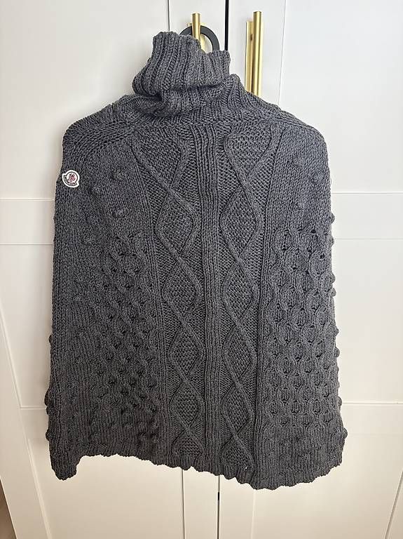 Moncler Autres vêtements femmes: Moncler Poncho – D'occasion à Jona par xweeknd