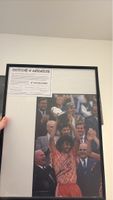 Signiertes Foto Ruud Gullit mit Pokal
