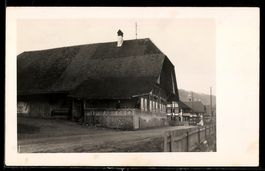 Foto-AK Toffen /BE, Grosses Bauernhaus und Strasse