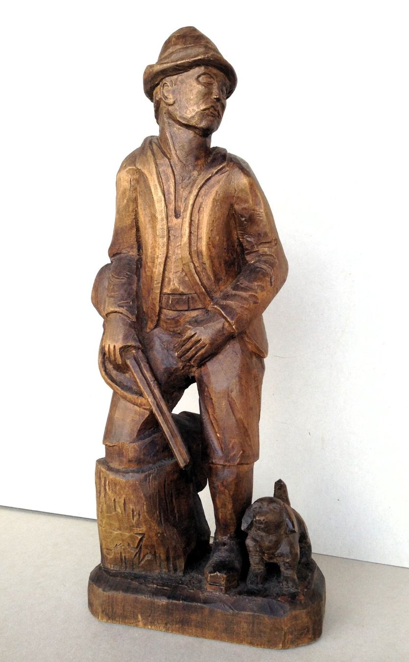 Statuette: Jäger mit Hund, geschnitzte Holzfigur, Init. JN – Usato da Alpnach Dorf venduto da MZ001