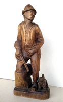 Jäger mit Hund, geschnitzte Holzfigur, Init. JN