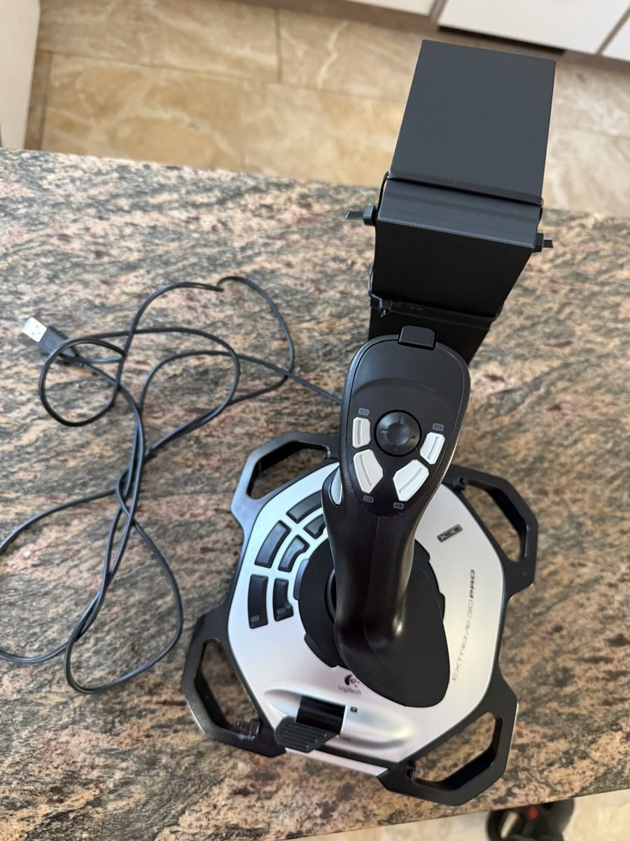 Logitech Controller: Joystick Logitech Extreme 3D Pro mit Tischhalterung – Usato da Muhen venduto da wid_jlk7