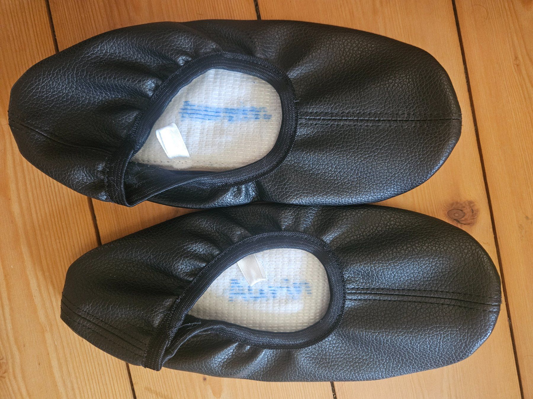 Schuhe für Jungen: Geräteschuhe, Turntäppeli 35, nie getragen – Gebraucht aus Rifferswil von fle_5nqr