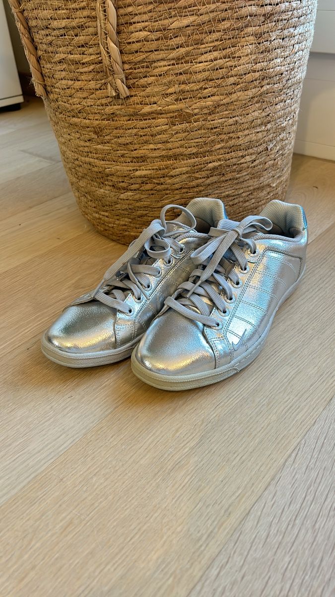 Nike Scarpe da donna: Silberne Nike Sneaker ca. Gr. 37.5 – Usato da Basel venduto da LeoLou11
