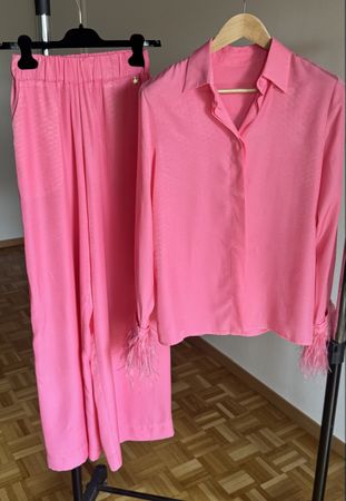 Eleganter Anzug aus Viskose und Seide mit edlen Federdetails