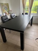 Schwarzer Esstisch aus Holz
