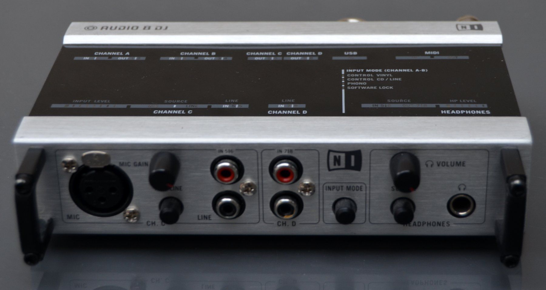 Traktor Attrezzatura per studi di registrazione: Native Instruments Traktor Audio 8 DJ Audiointerface – Usato da Collonges venduto da arashee 2