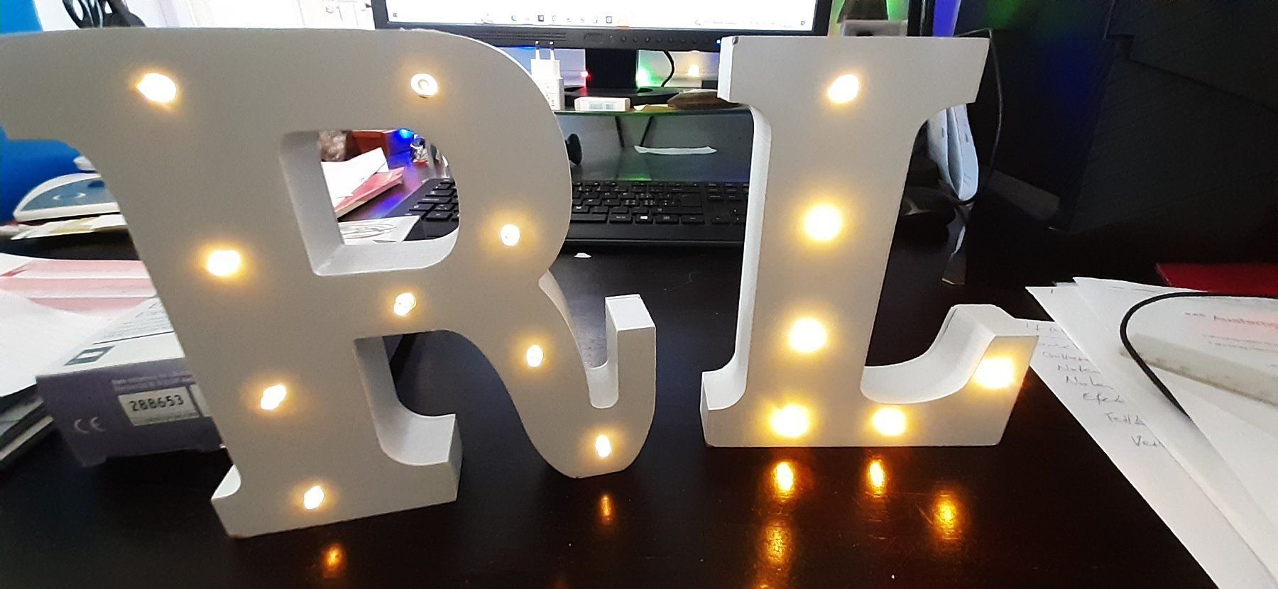 Toutes les décorations: Leuchtende Buchstabe, ein R – D'occasion à Basel par Trullo1 2