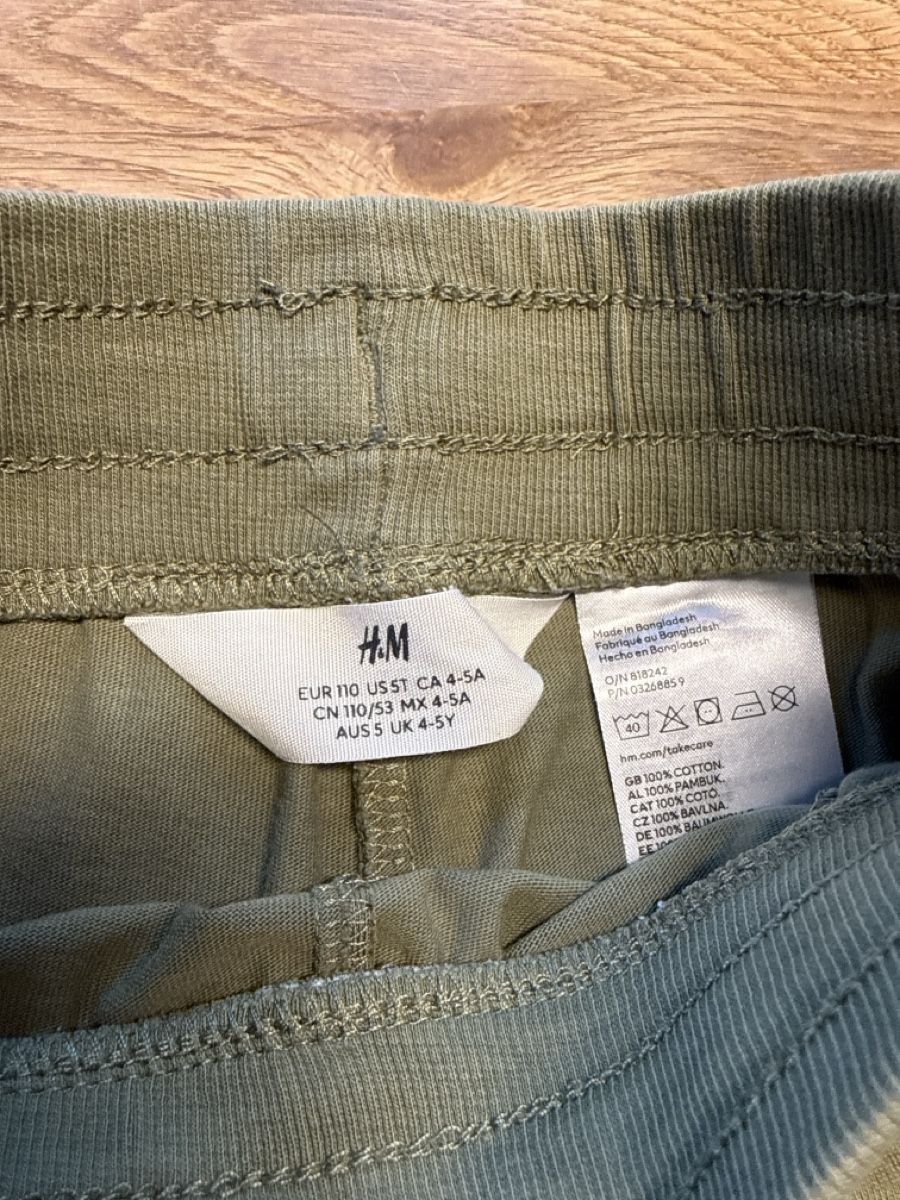 H&M Pantaloni: Hose Trainerhose Gr. 110 – Usato da Rohr b. Olten venduto da -FaLu- 1