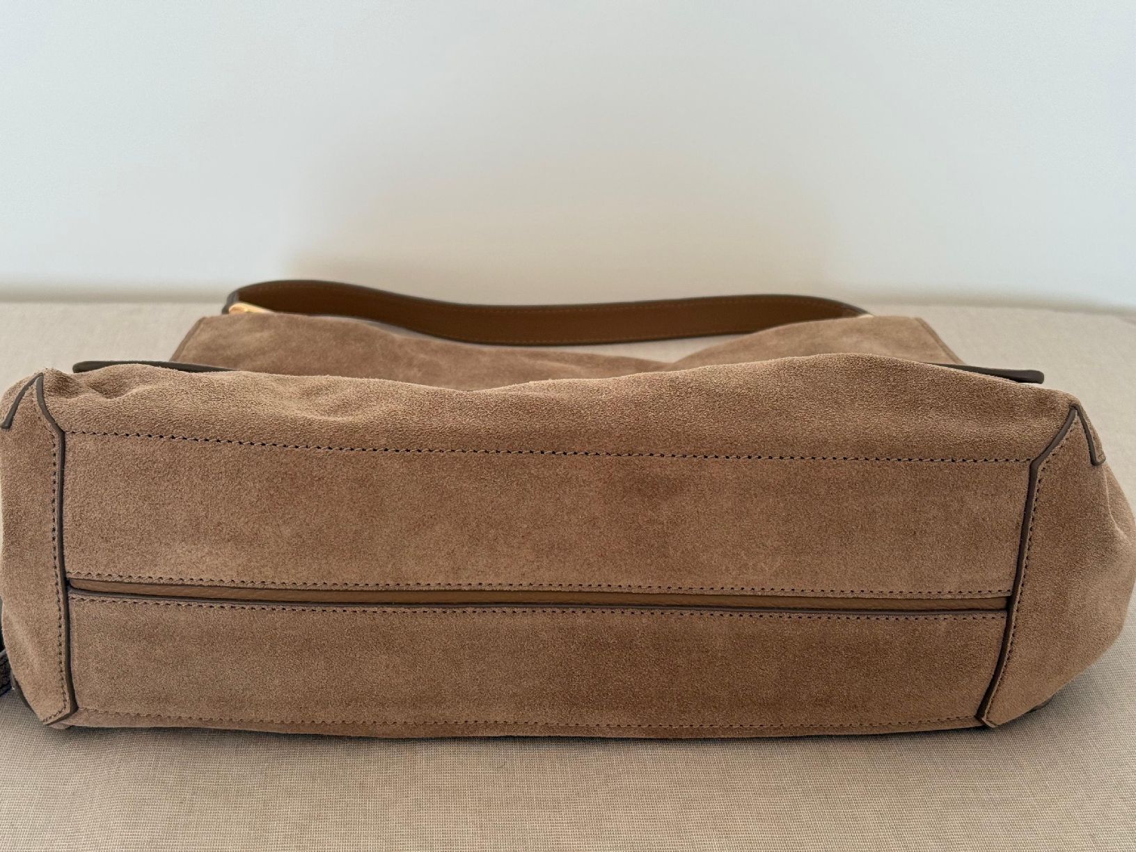 Coccinelle Borse da donna: Coccinelle Suede Leather Handbag LIYA – Nuovo (secondo la descrizione) da Vernate venduto da b4r_kwf7 2