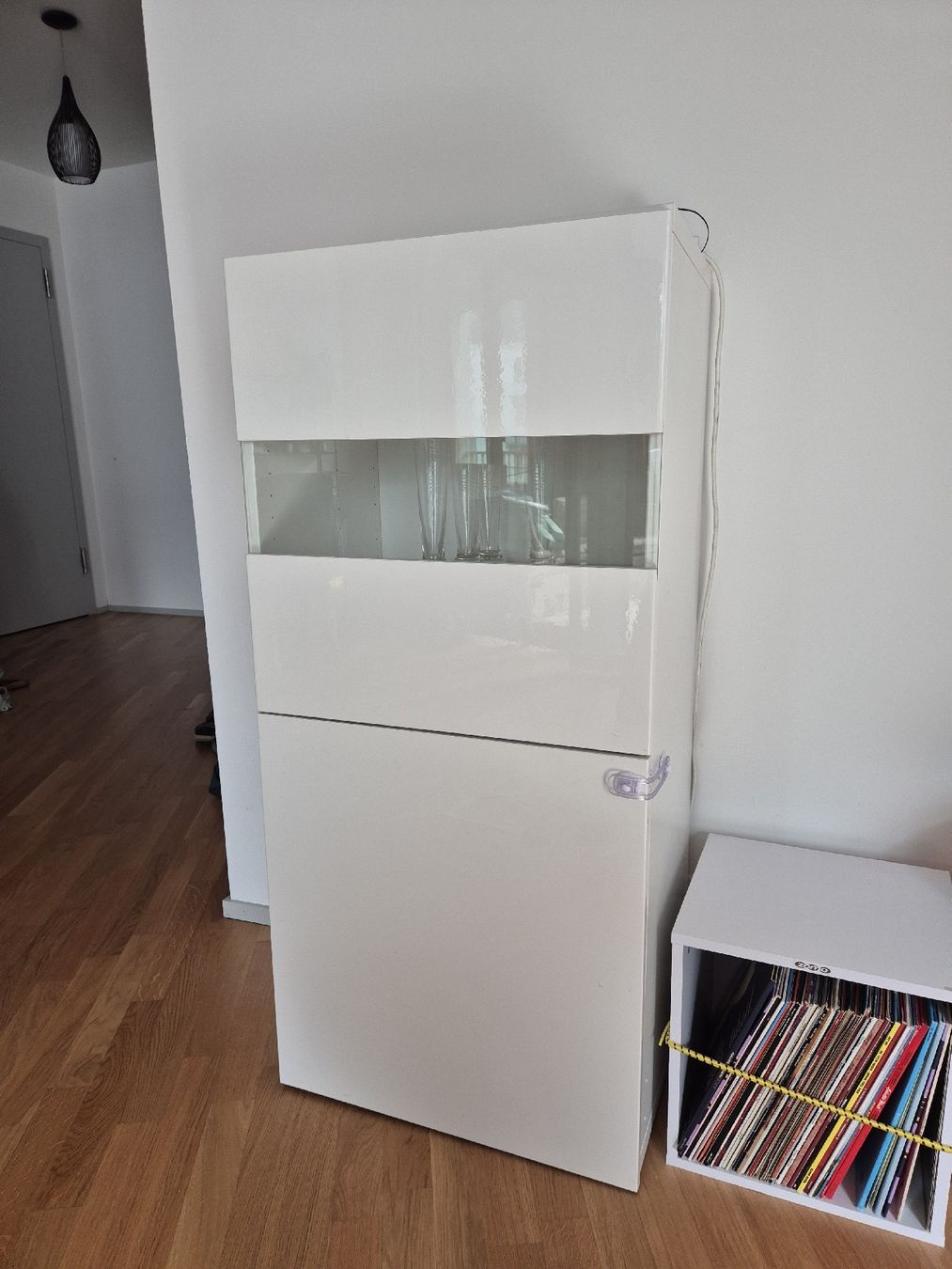 Ikea Kommoden: Schrank/Kommode weiss Hochglanz mit Glasfront – Gebraucht aus Luzern von bam_qr5p