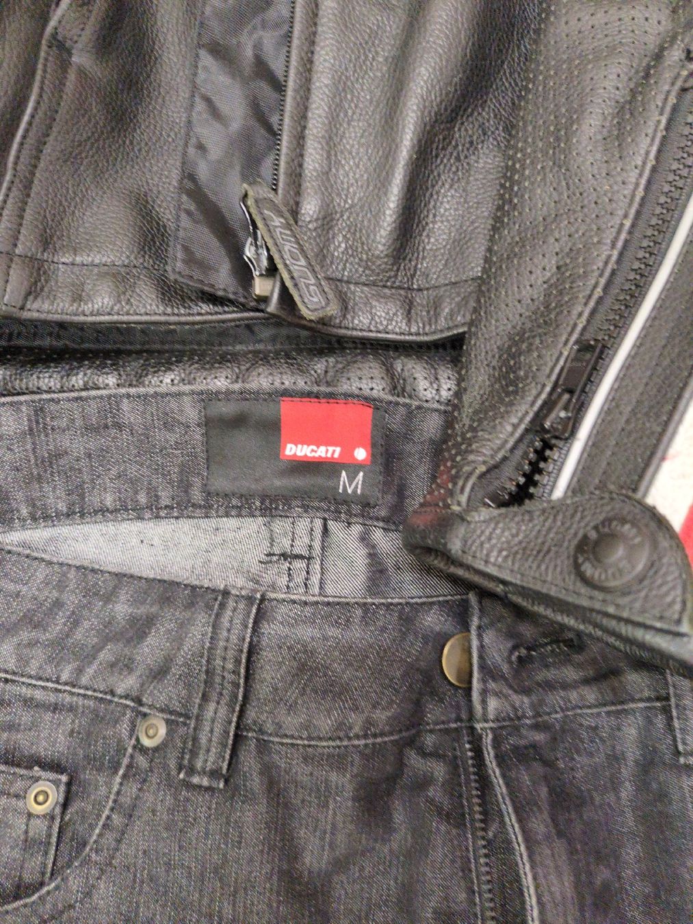 Lotti di vestiti: Motorradkleidung Lederjacke – Usato da Wettingen venduto da Jones360 4