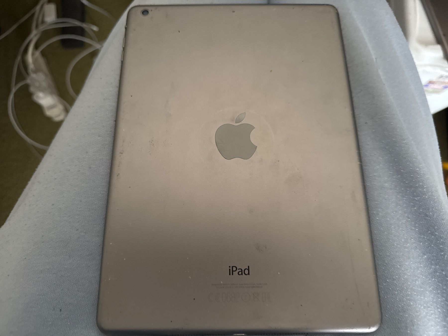 Apple Tablet PC: Ipad Air -A1474- icloude / Display top – Difettoso da Olten venduto da HoYa01