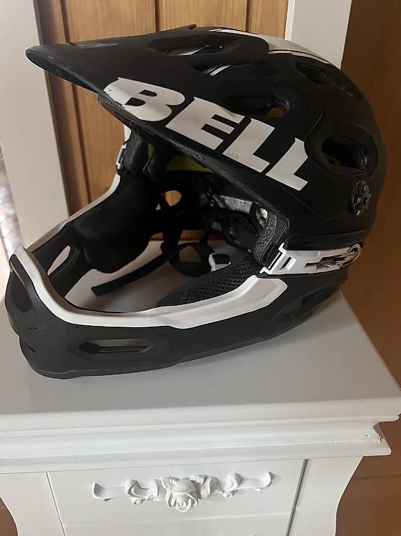 Casques: Integral Helm Marke Bell – D'occasion à Ulisbach par Bolf