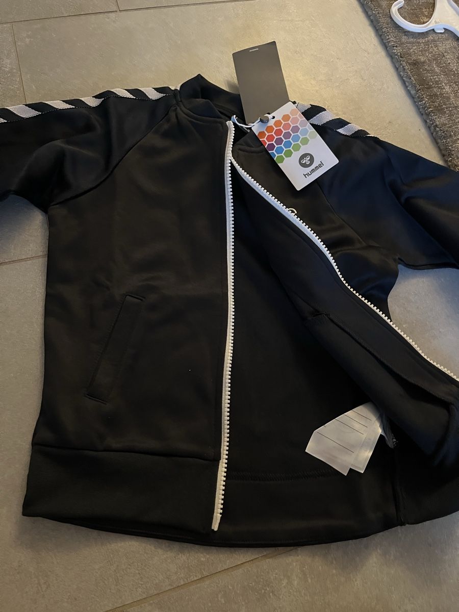 Hummel Giacche & Cappotti: Neu!! Hummel Zip Jacke schwarz Gr. 110  – Nuovo e nell'imballaggio originale da Lachen SZ venduto da edi_ty2n