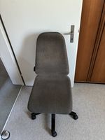 Bürostuhl grau mit Rollen und verstellbarer Rückenlehne