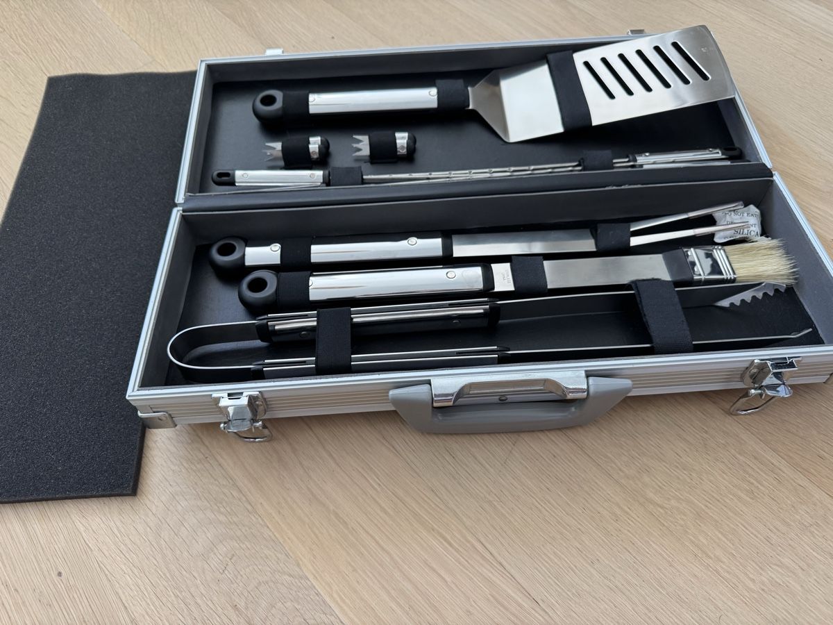 Set di posate: BBQ Grill Set im Alukoffer – Nuovo (secondo la descrizione) da Kloten venduto da Tanjaselina