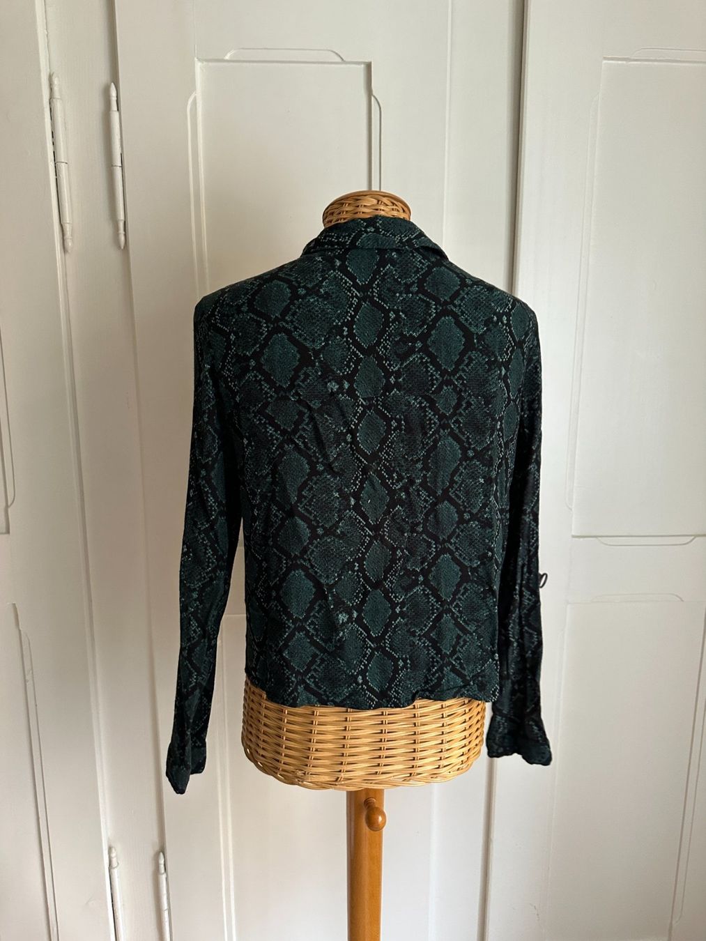 Zara Camicette: ZARA - Reptil Bluse petrol-schwarz S – Usato da Zürich venduto da Diazaio 2
