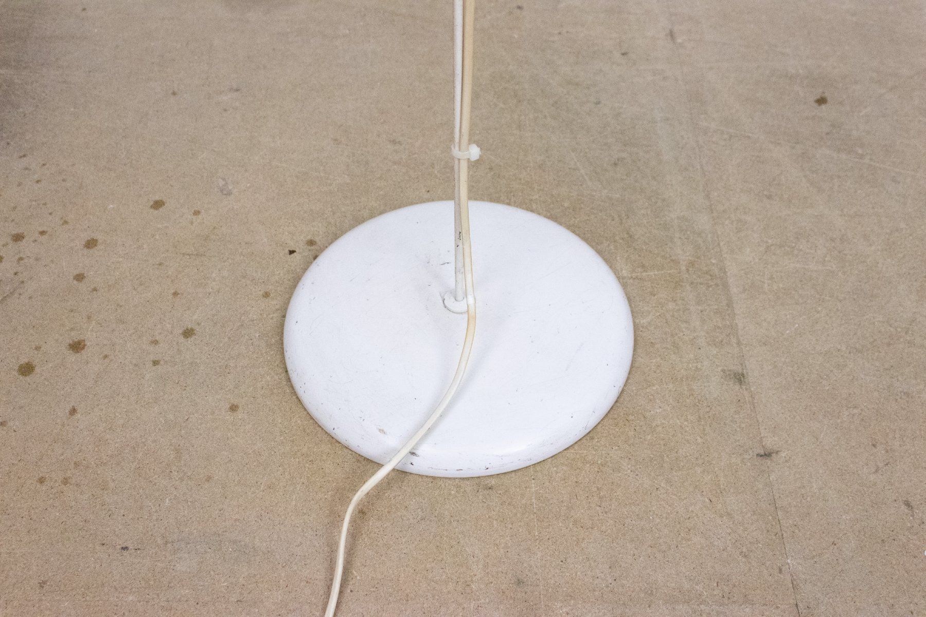Ikea Lampade: Ikea Stehlampe mit Gitterlampenschirm / weiss – Usato da Zürich venduto da ZuercherBrockenhaus 2