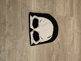Halloween Strickmütze schwarz mit Totenkopf Motiv