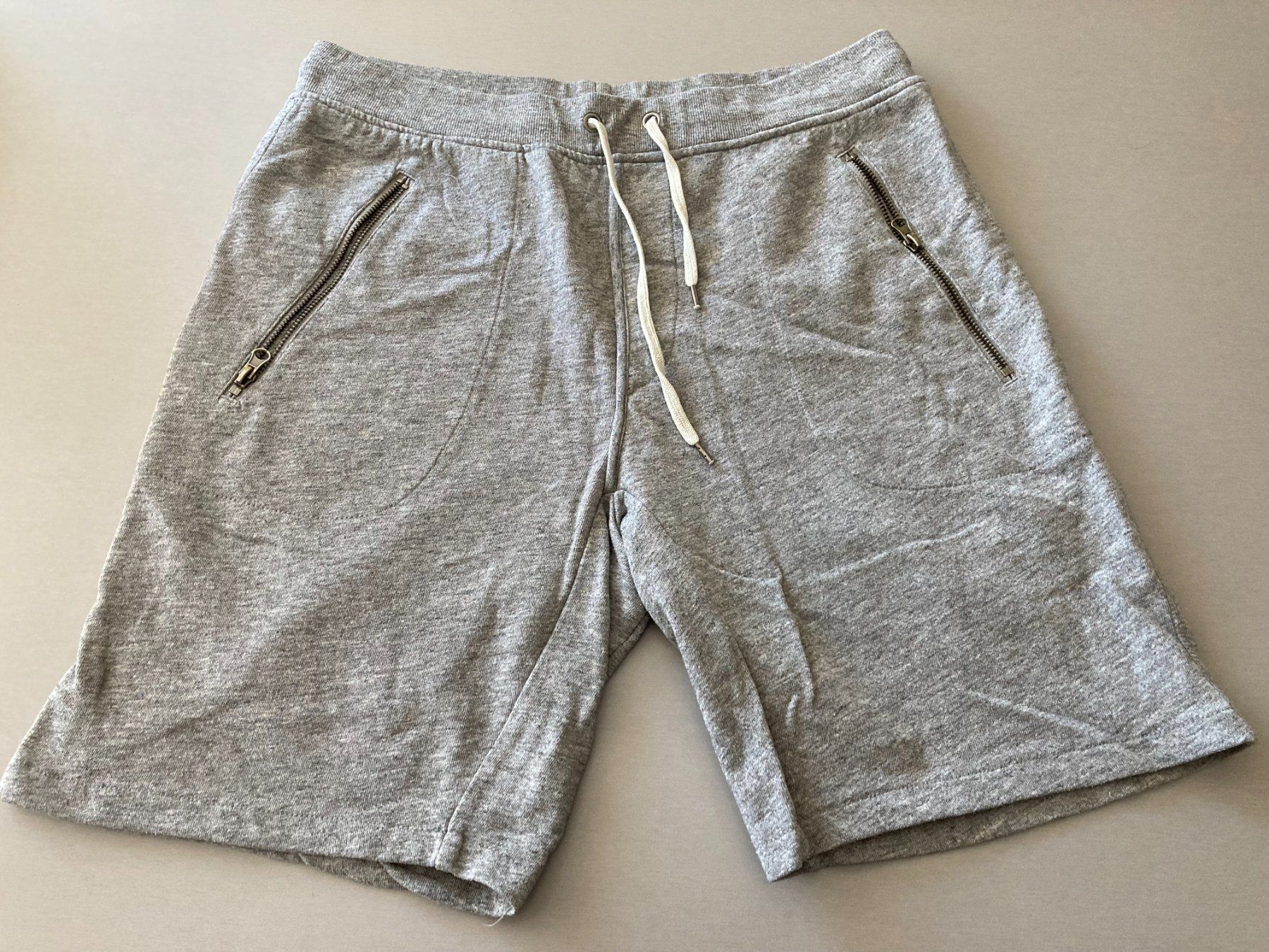 H&M Pantaloni: Shorts grau – Usato da Obfelden venduto da miau68