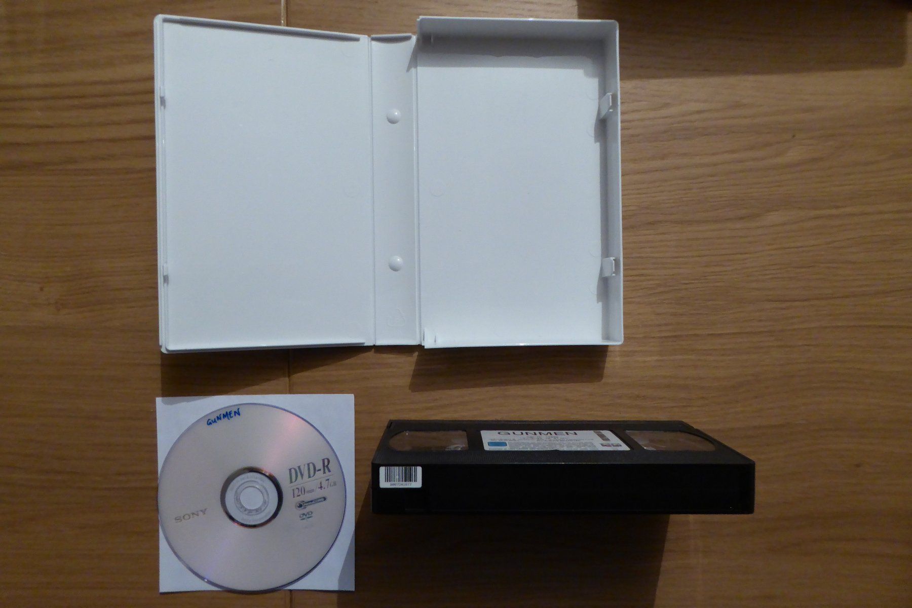 Tutti i VHS: VHS Gunman mit Backup DVD Christopher Lambert – Usato da Allschwil venduto da Summelsarium 5