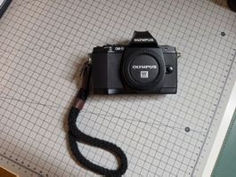 Olympus OM-D E-M5 + 17 mm f/2.8 – 2 batteries, chargeur et f