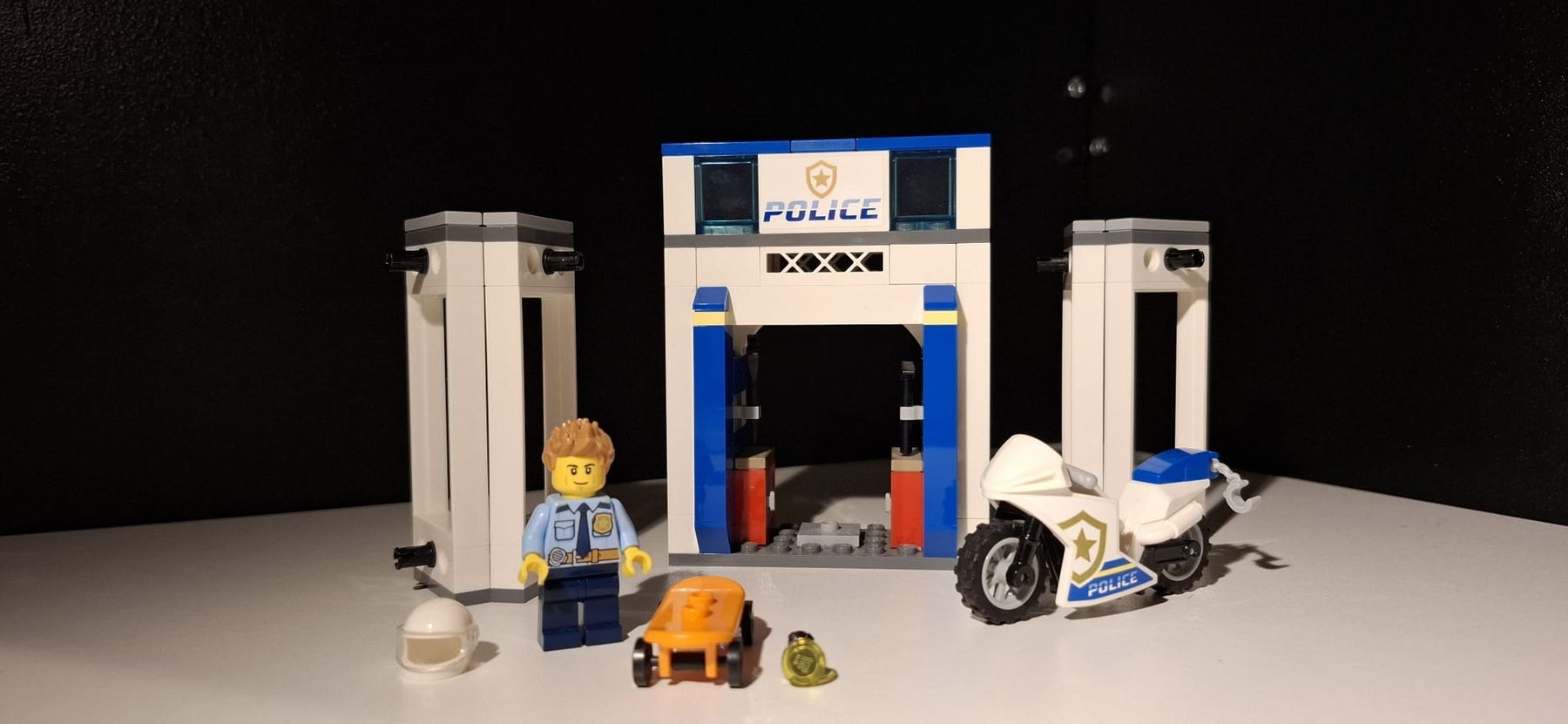 Lego Baukästen: Lego City Polizeistation 60246 – Gebraucht aus Birmenstorf AG von Hexxor 3