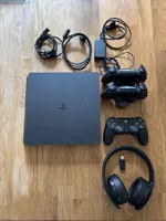 PlayStation 4 Slim 500 GB + 2 Controller + 5 Spiele