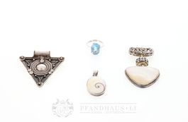 KONVOLUT RING IN 18K WEISSGOLD UND DREI SILBER ANHÄNGER
