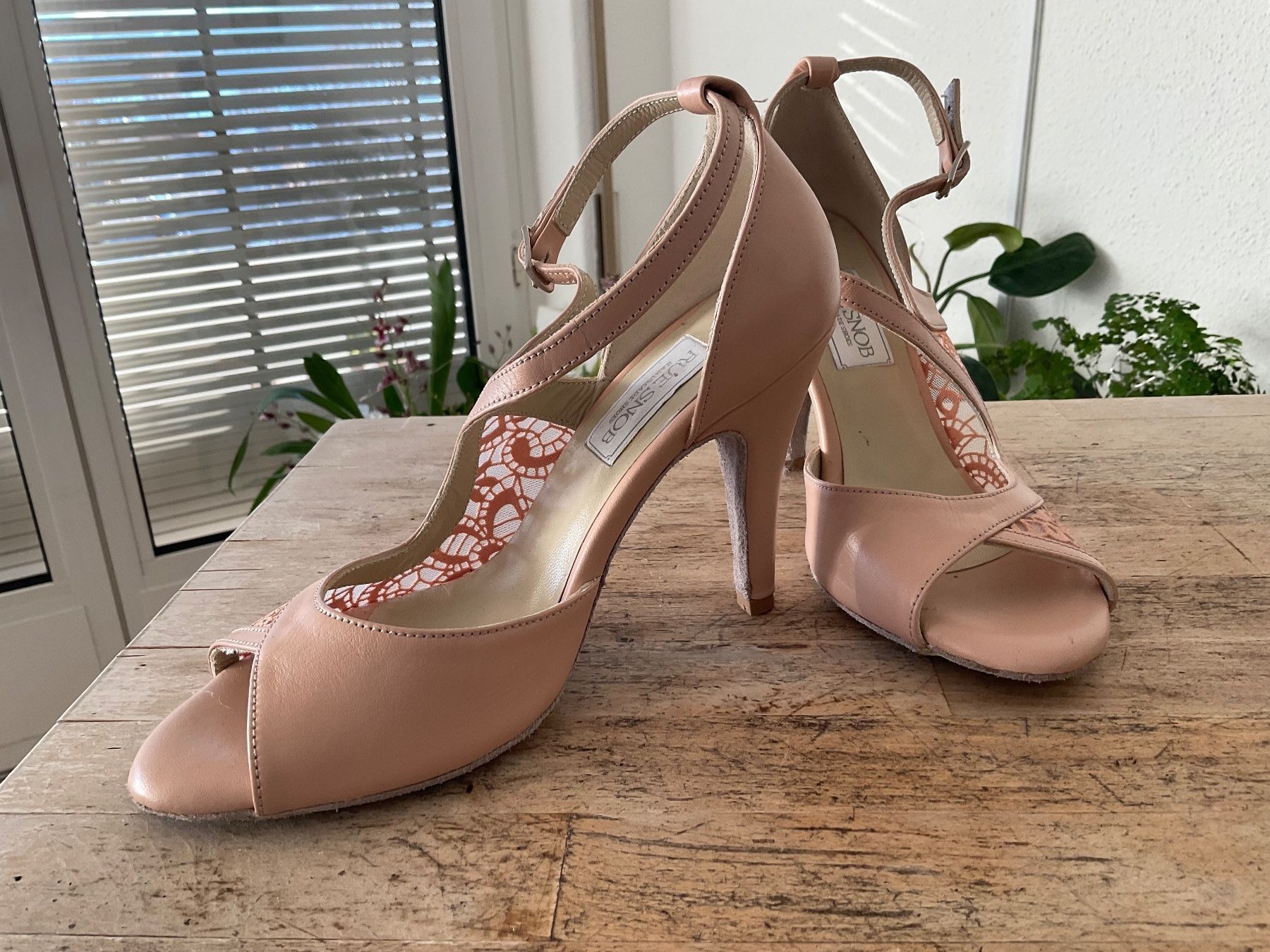 Damenschuhe: Einzigartiges Design / Unique Design High Heels – Neu und originalverpackt aus Meilen von 1928NixilGnuey 1