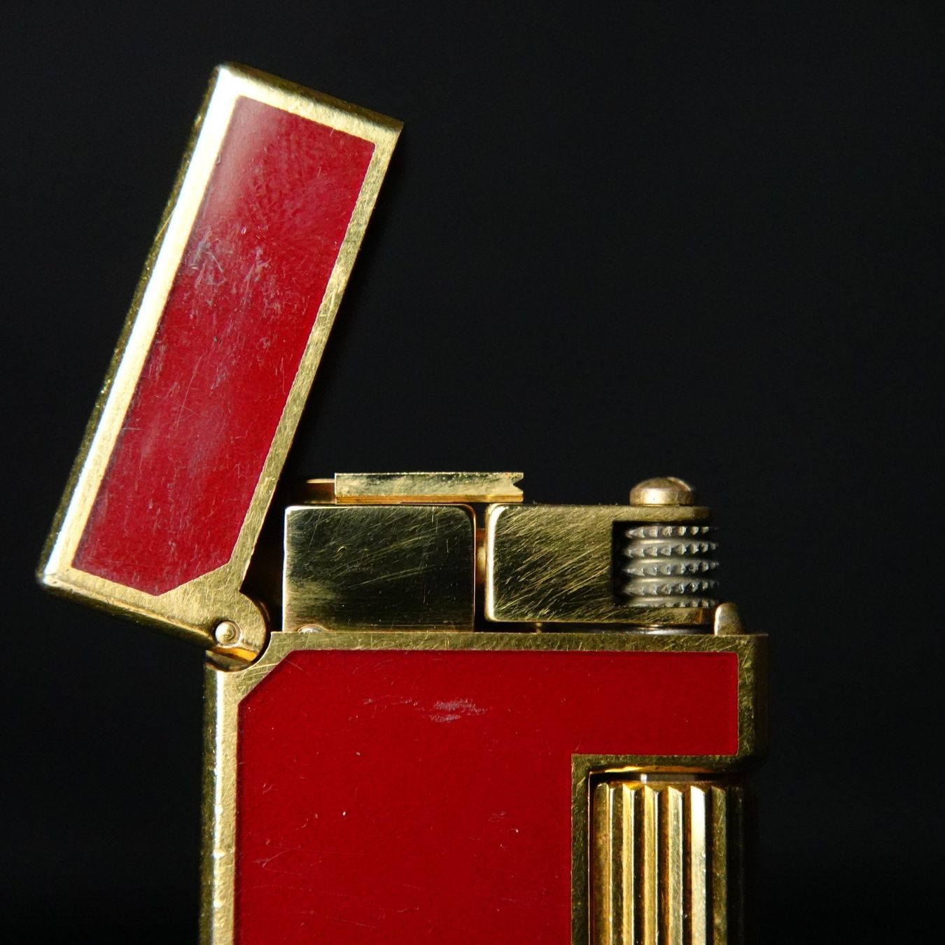 Dunhill Accendini: Dunhill - Lacquer Red Pattern Rollagas Lighter vergoldet – Usato da Bruettisellen venduto da Collector_Store 6