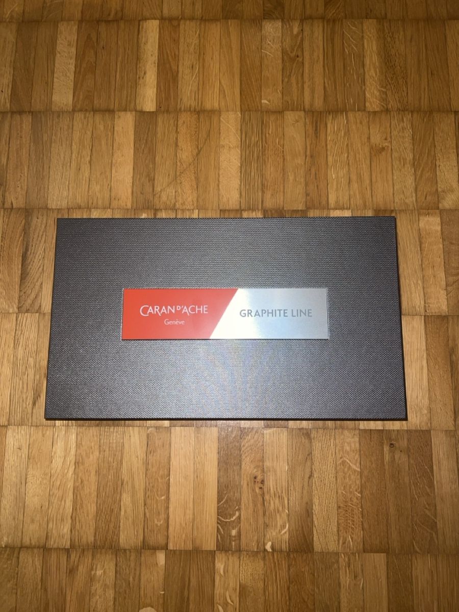Caran D'Ache Penna & Evidenziatori: CARAN D'ACHE Graphit Line Gift Box Set – Nuovo e nell'imballaggio originale da Hombrechtikon venduto da Xhepiconnection 2