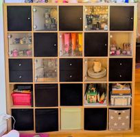 IKEA Kallax 5x5 Holzoptik mit vielen Vitrinen und Schubladen