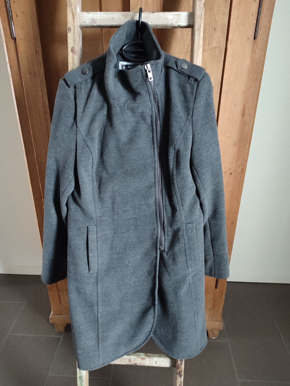 Cappotti: Grauer Parka – Usato da Dürrenäsch venduto da ShinJewel