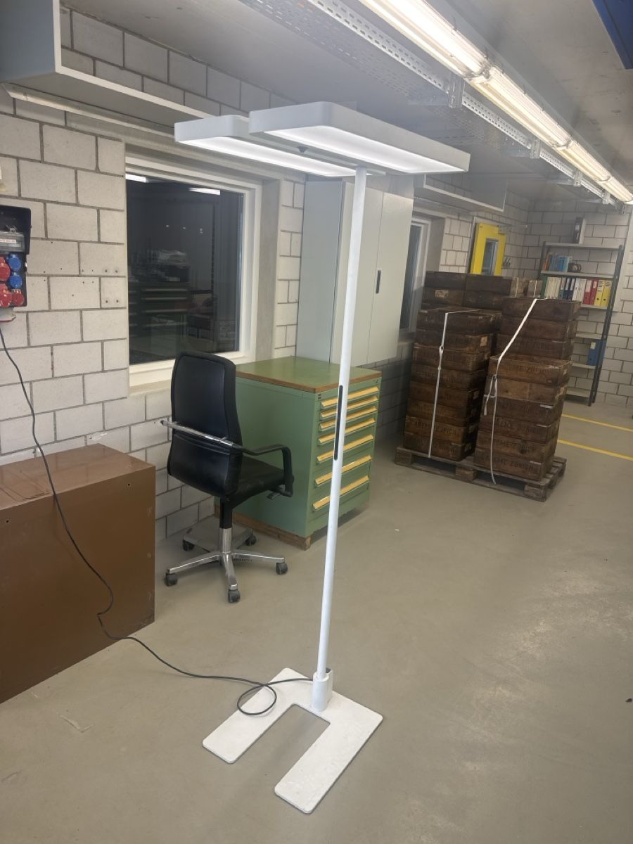 Lampadaire de bureau LED blanc, état occasion (Gebraucht) in Aarberg ...