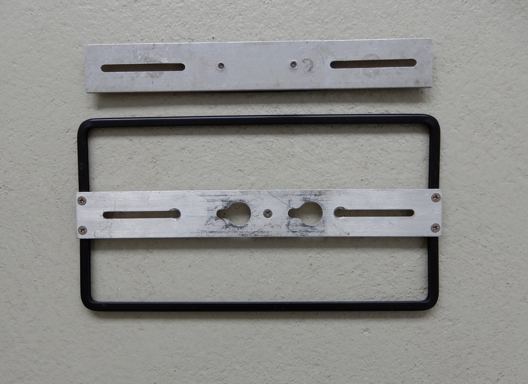Supporti a parete: Nummernschild-Halterung Hochformat – Usato da St. Gallen venduto da Dachs330 1