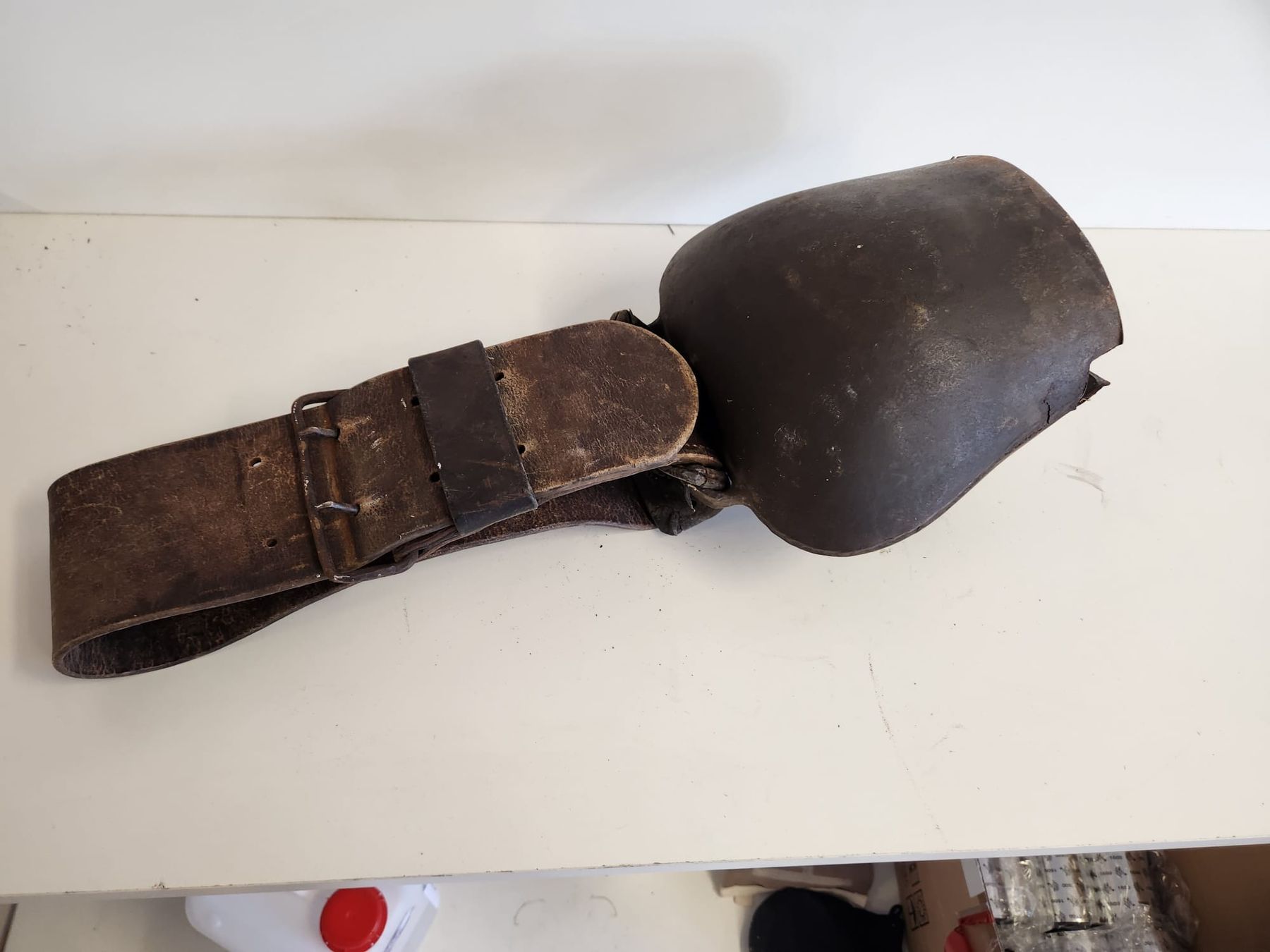 Campanacci mucche: Alte Trychelle mit Lederband (defekt) – Difettoso da Tuggen venduto da Zweitechanceboutique 2